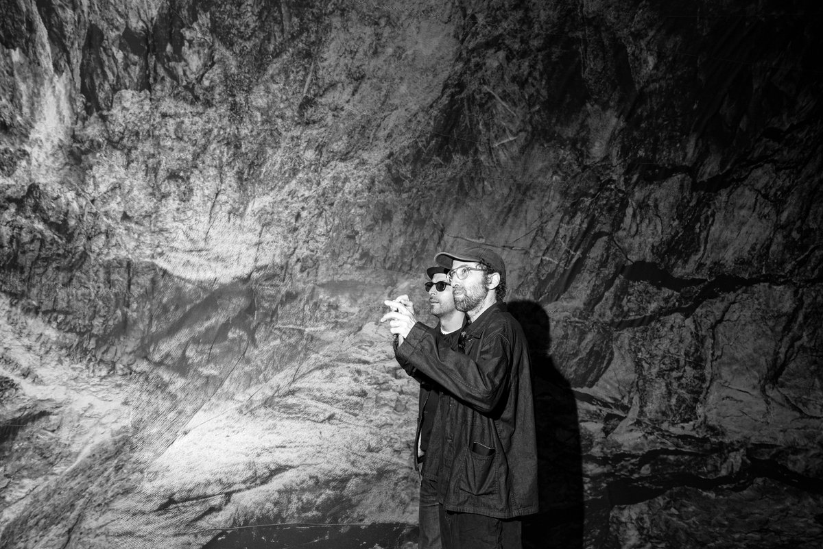JR et Thomas Bangalter dans La Caverne du Pont-Neuf à Paris, Juin 2026. Photo : Éléa Jeanne Schmitter © 2026 Atelier JR