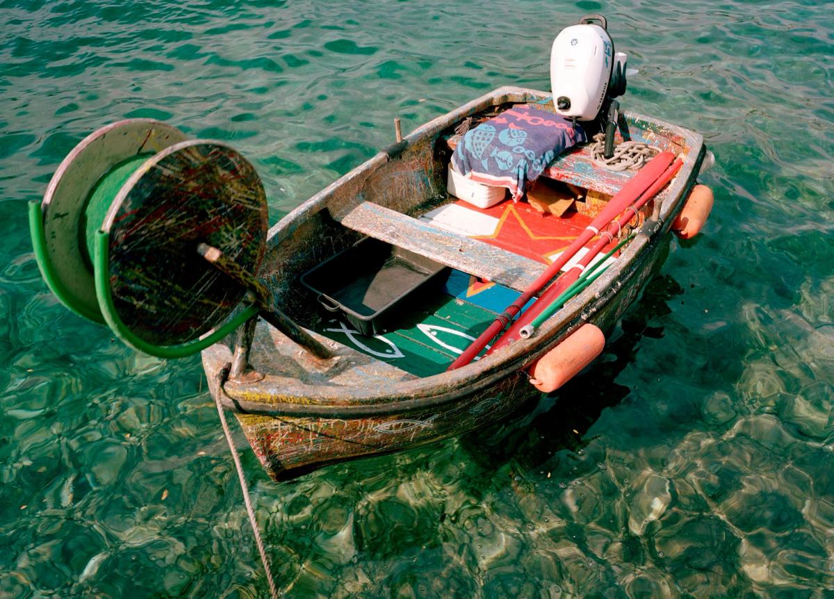 Alen Aligrudić, In the Same Boat, de la série Greetings from Yugoslavia,
2016, photographie. © Alen Aligrudić/VISDA