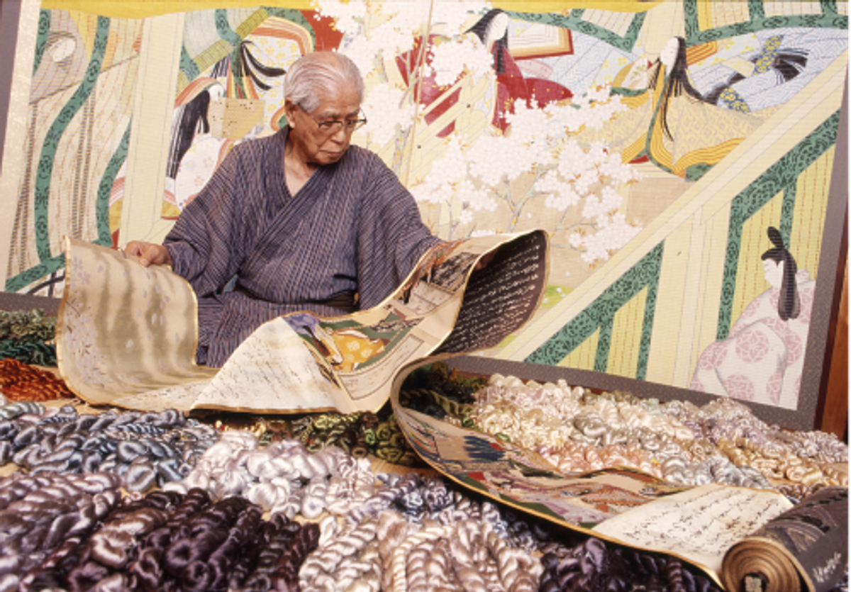 Itarô Yamaguchi regardant ses rouleaux. © Akira Nonaka