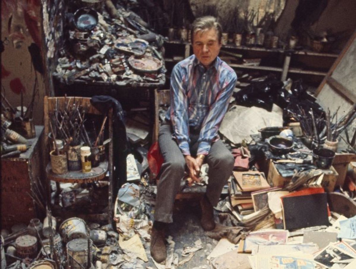 Francis Bacon dans son atelier, à Londres, en 1974. Photo : Michael Holtz ; Alamy Stock Photo