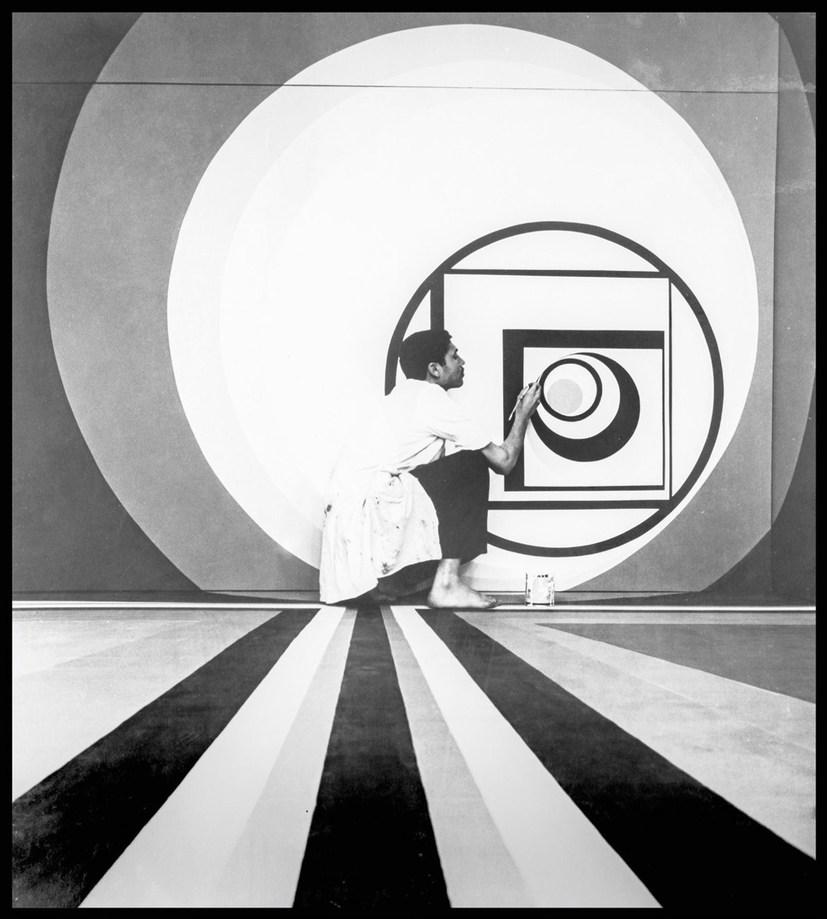 Ali Noury réalisant une œuvre in situ, coupole du parc de la Ligue arabe, Casablanca, 1968. Courtesy des archives Chabâa (reproduction Fouad Maazouz)
