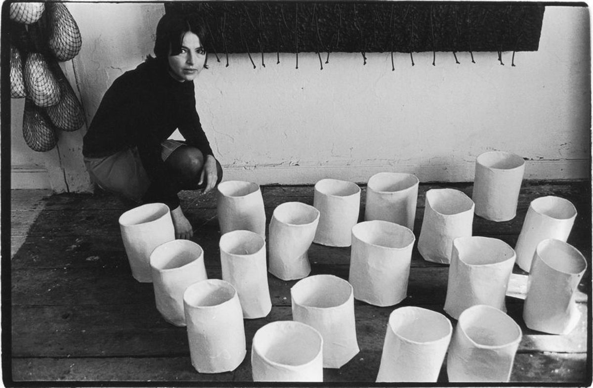 Eva Hesse dans son atelier en 1968. Photo : Fred McDarrah D.R.