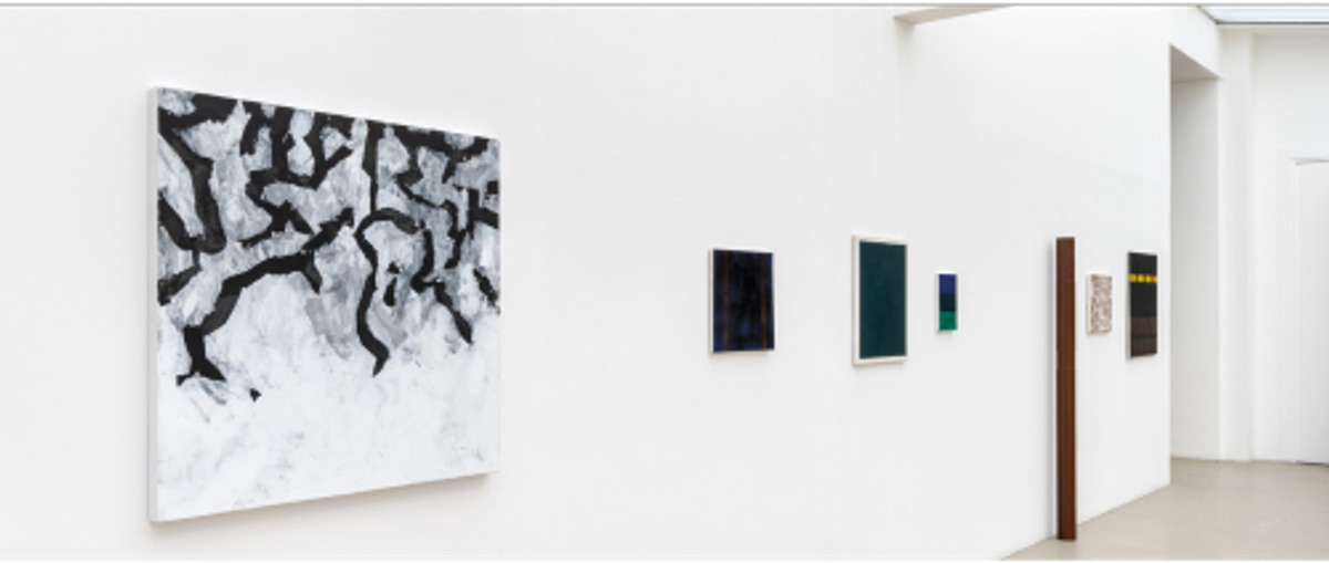 Vue de l’exposition « Heimo Zobernig », galerie Chantal Crousel, Paris, 2023. © Heimo Zobernig. Courtesy de la galerie Chantal Crousel. Photo Martin Argyroglo