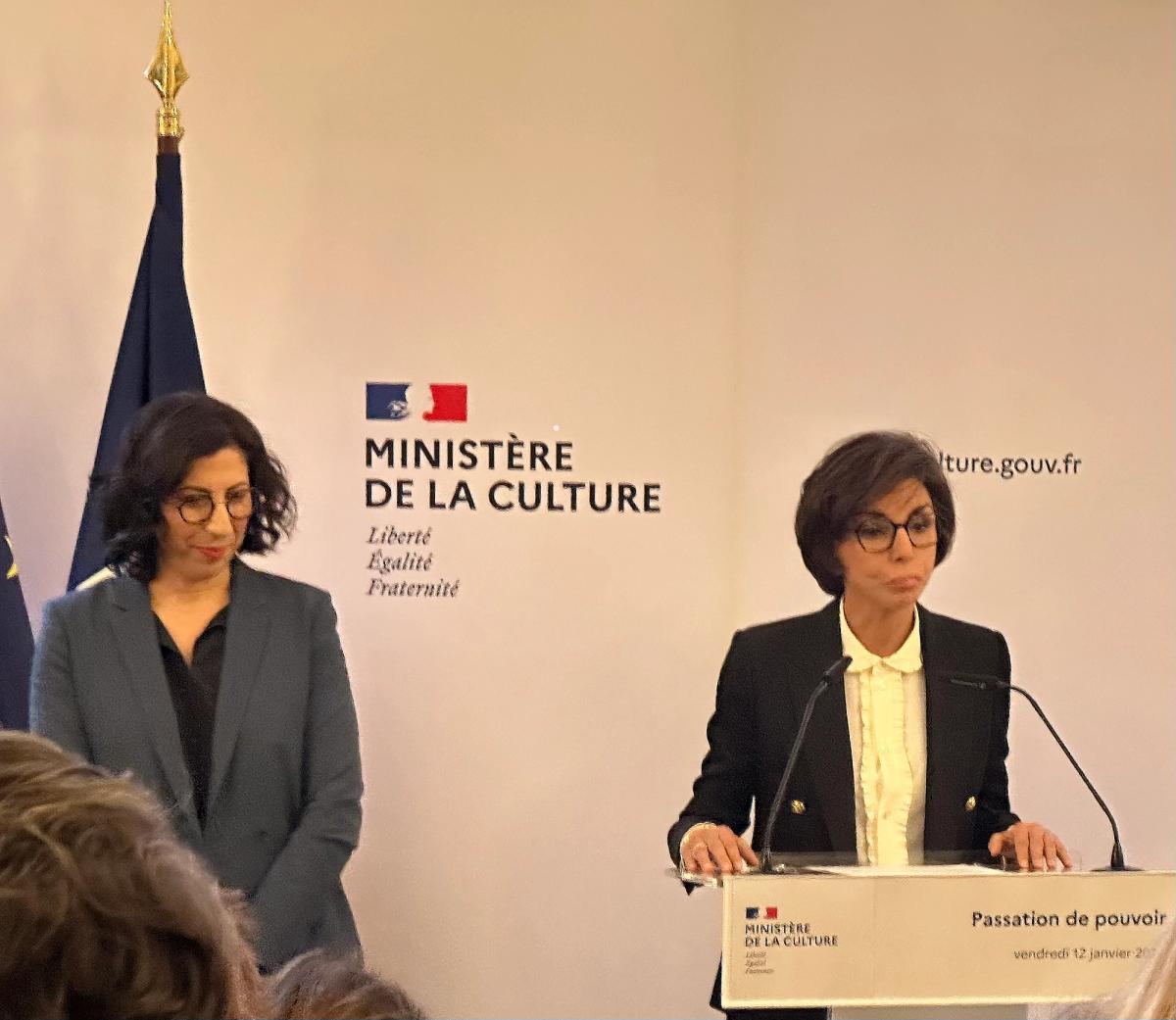 Rima Abdul Malak et Rachida Dati lors de la passation de pouvoir au ministère de la Culture le 12 janvier 2024. Photo : Philippe Régnier