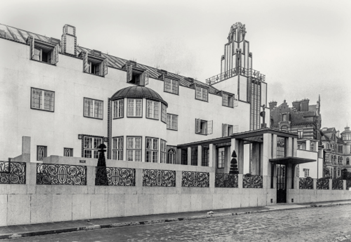 Façade du palais Stoclet construit entre 1905 et 1911 par Josef Hoffmann, devant l’avenue de Tervueren, à Bruxelles, en 1914. © MAK