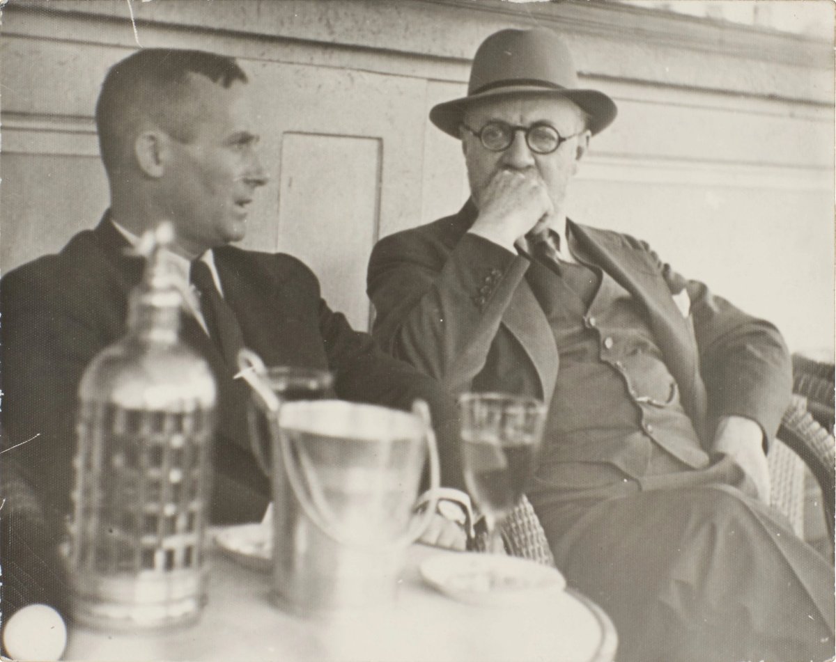 Joan Miró et Henri Matisse au café Les Deux Magots, à Paris, vers 1931-1932. Photographie argentique. Photographie de Pierre Matisse. Photo © Sotheby’s