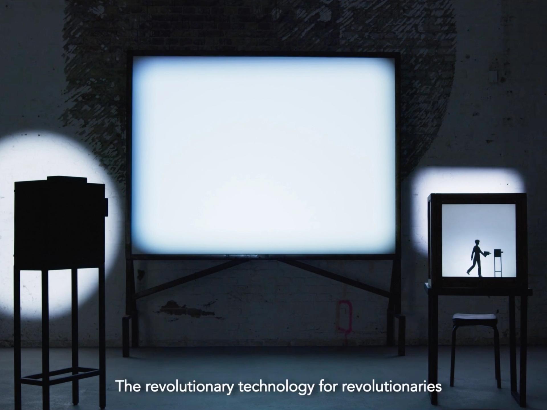 Bouchra Khalili, The Magic Lantern, 2020-2022, installation vidéo incluant divers objets (écran, projecteur), couleur, son, 27 min 13 s. Courtesy Bouchra Khalili et mor charpentier