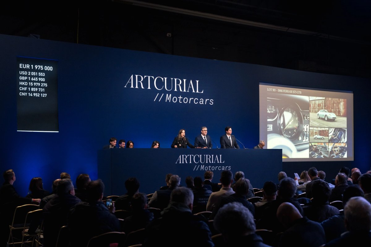 Maître Anne-Claire Mandine au marteau accompagnée de Matthieu Lamoure et Pierre Novikoff - Rétromobile 2025.
© Artcurial