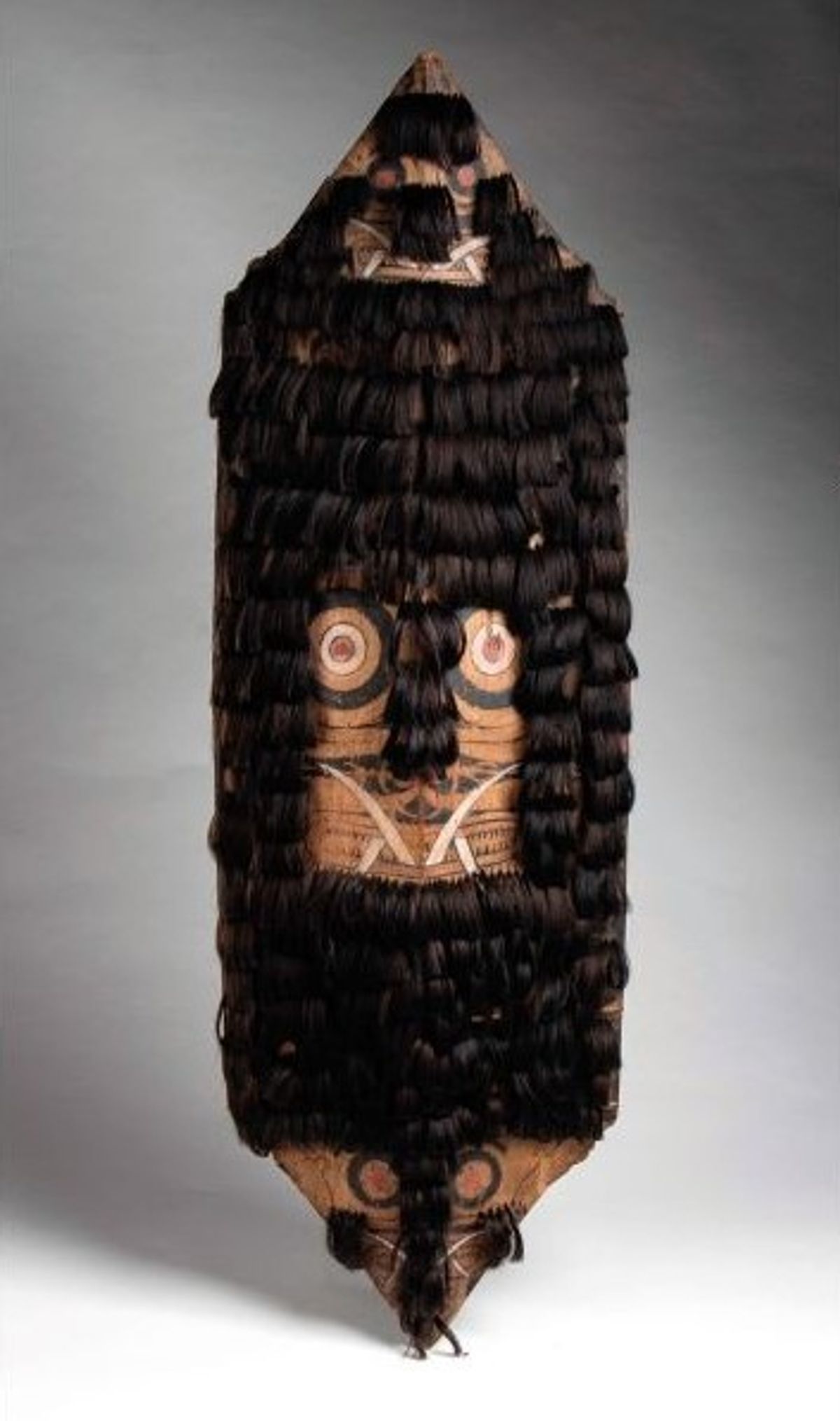 Bouclier dayak, Bornéo, fin xixe siècle. Courtesy de la galerie Entwistle. Photo D.R.