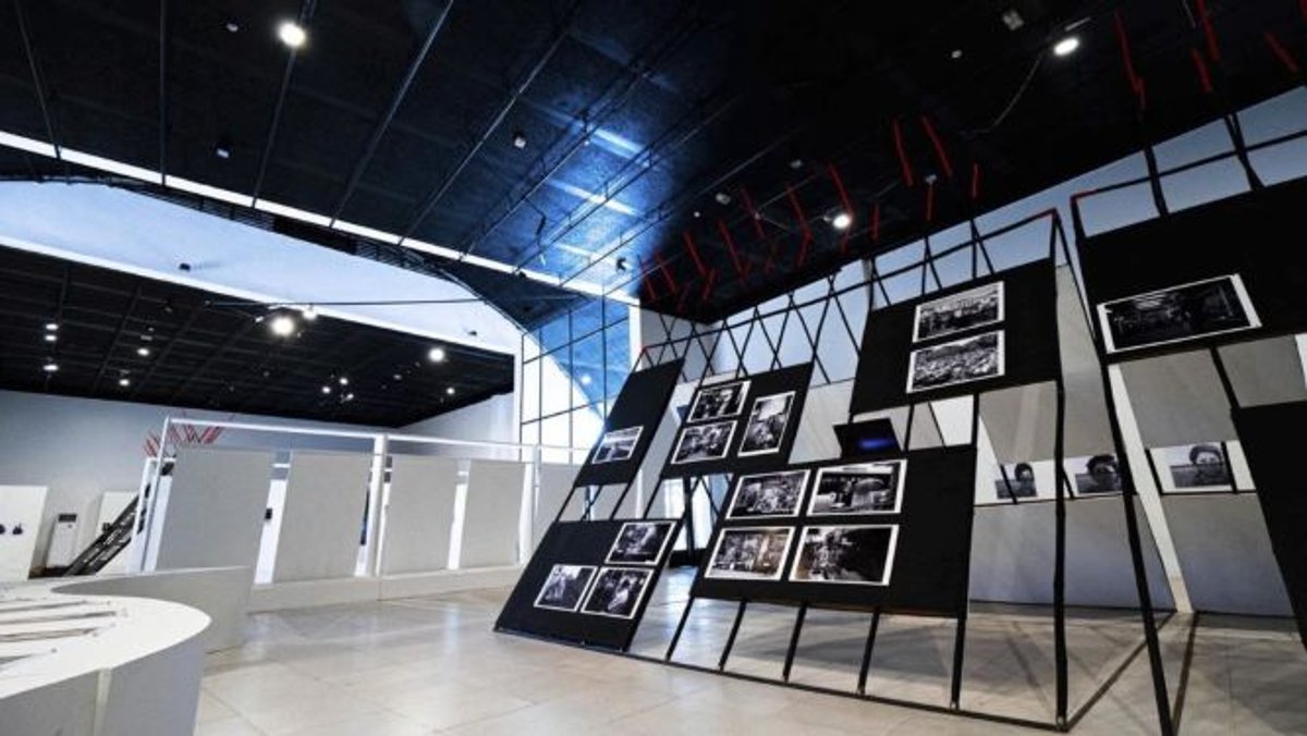 Vue d’exposition lors des Rencontres de Bamako de 2019, au Musée national du Mali. Photo : Korka Kassoguè et Bona Bell Photo : Korka Kassoguè et Bona Bell