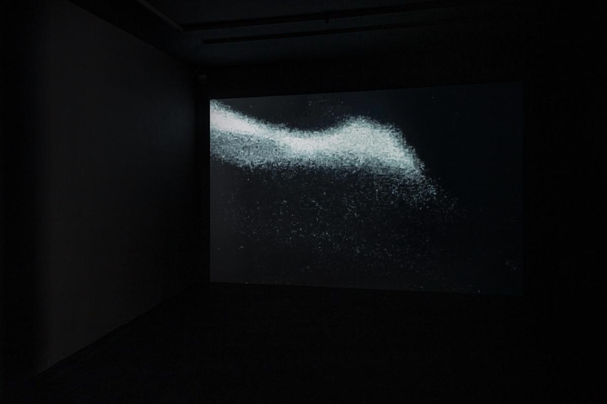 Vue de l’exposition d’Arthur Jafa à la galerie Champ Lacombe. Arthur Jafa, LOML, 2022 vidéo (couleur, son), durée : 15 minutes et 21 secondes. Courtesy de l’artiste et Champ Lacombe, Biarritz.