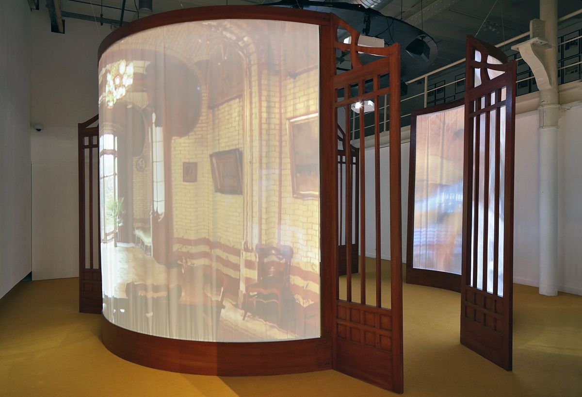 Judith Barry, The Work Of The Forest, 1992, installation panoramique, projection vidéo-sonore à 3 canaux avec écran Art nouveau. © Judith Barry