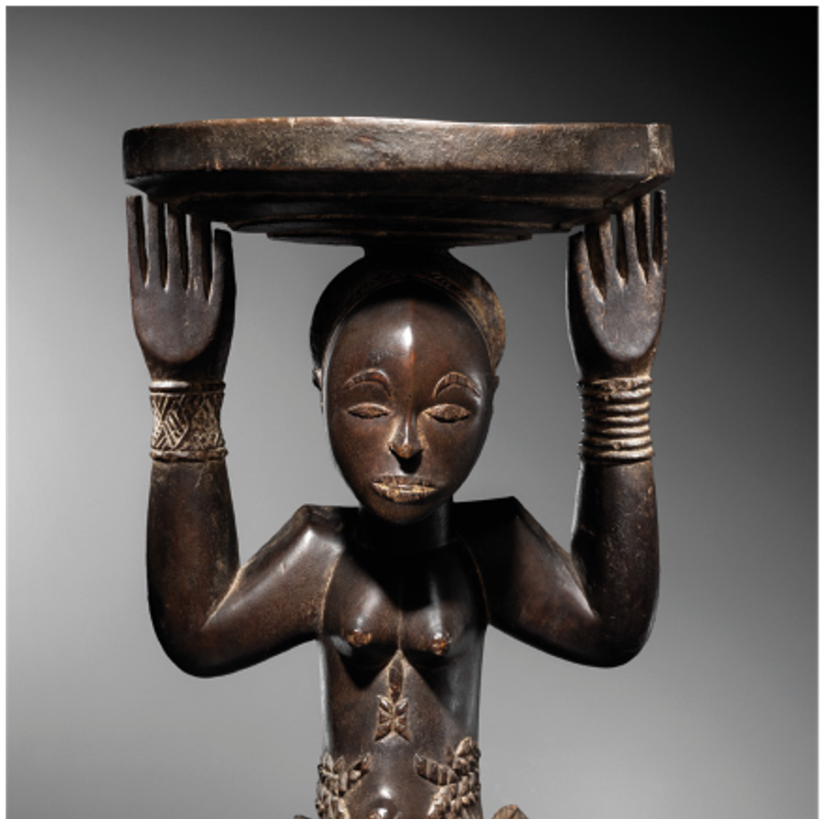 Siège à cariatide Luba-Hemba, République démocratique du Congo, est. 500 000 - 700 000 euros. © Christie’s