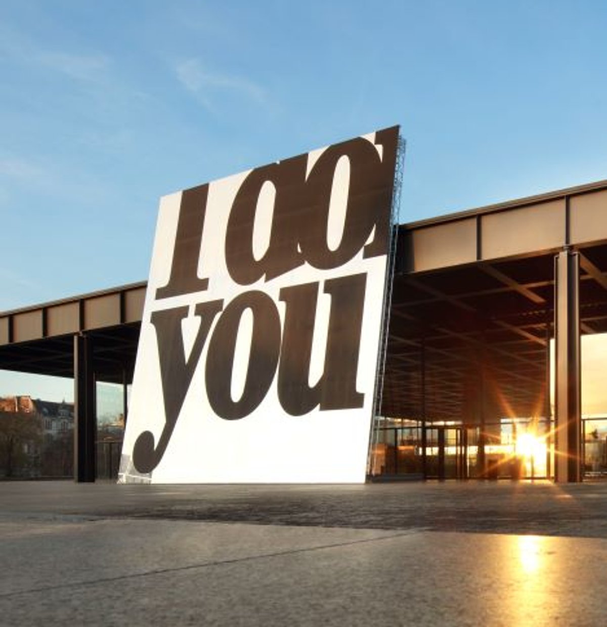 Vue extérieure de l’exposition « Monica Bonvicini. I do You », à la Neue Nationalgalerie, Berlin 2022. © Nationalgalerie, Staatliche Museen zu Berlin. Photo Jens Ziehe. Courtesy de l’artiste, de la Tanya Bonakdar Gallery, de la Galleria Raffaella Cortese, de la galerie Peter Kilchmann et de la Galerie Krinzinger