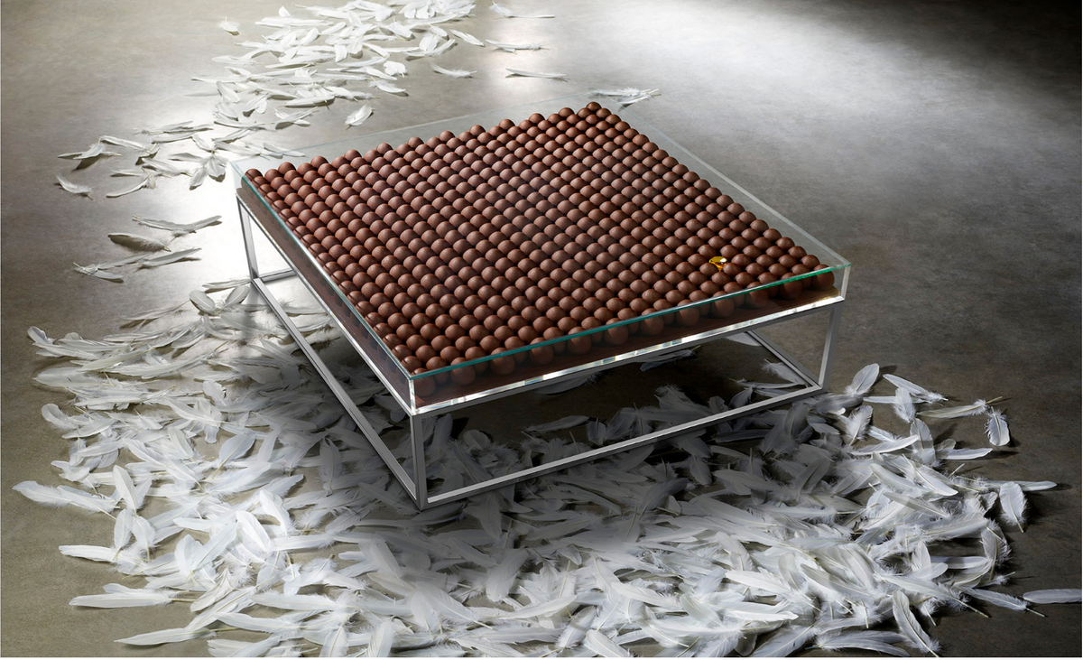 Pierre Hermé, Be Different, œuvre née du dialogue entre Pierre Hermé et Patrick Rougereau, composée de 495 œufs en chocolat et d'un œuf en cristal de Daum.
© Artcurial