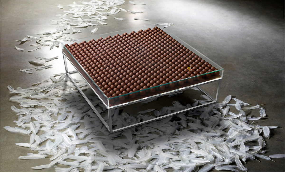 Pierre Hermé, Be Different, œuvre née du dialogue entre Pierre Hermé et Patrick Rougereau, composée de 495 œufs en chocolat et d'un œuf en cristal de Daum.
© Artcurial