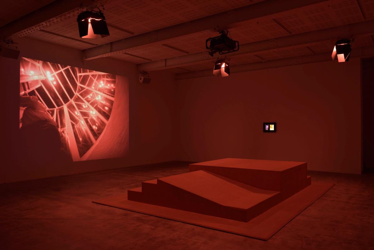 Vue de l’exposition « Gerard & Kelly : Bardo » à la galerie Marian Goodman, Paris. Photo : Rebecca Fanuele. Courtesy de Marian Goodman