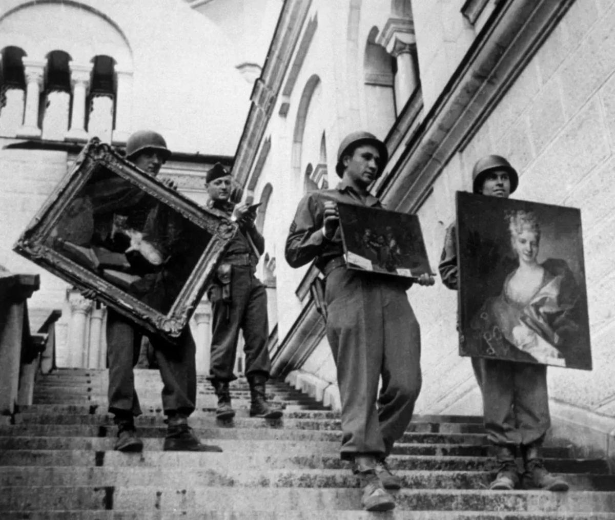 Des soldats américains en 1945 transportant des œuvres spoliées par les nazis, retrouvées dans un château en Autriche. Keystone/Getty Images