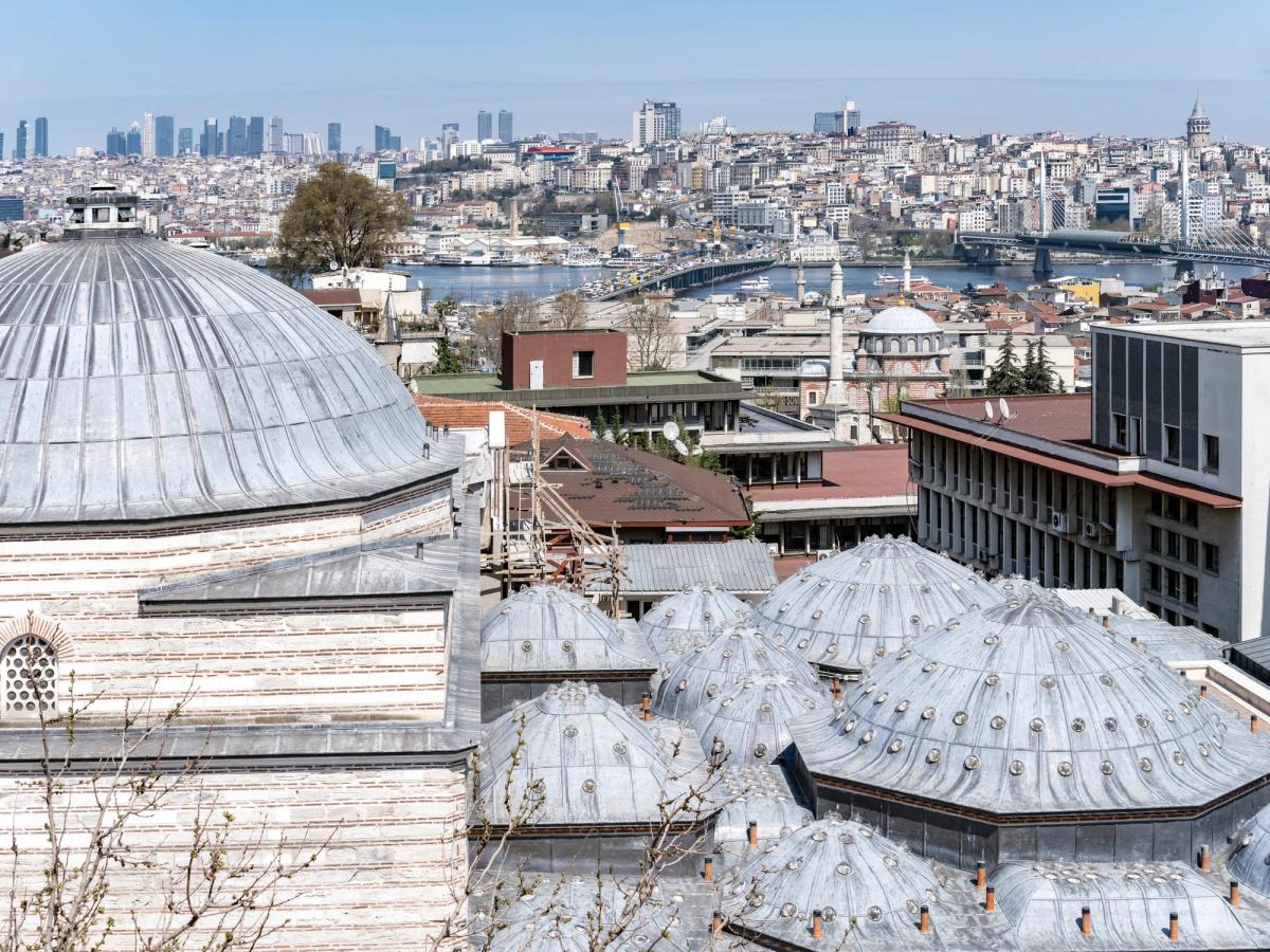 The Çinili Hamam, Dış Mekan, vue extérieure, l’un des lieux de la 17e Biennale d’Istanbul. Photo : Murat Germen, 2022