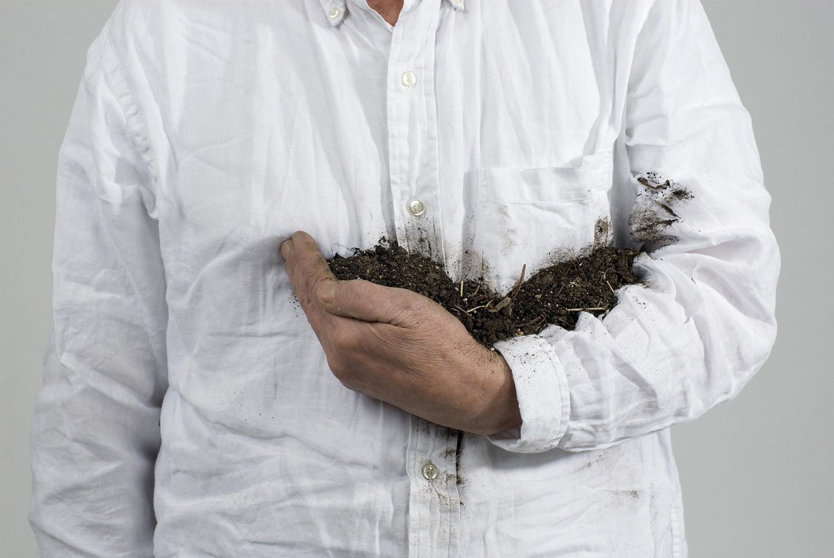 Lois Weinberger, Holding the Earth, 2010, photographie, 60 x 90 cm. © Lois Weinberger – Courtesy Salle Principale, Paris