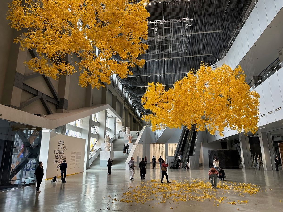 Allora & Calzadilla, Phantom Forest, 2025, 170 000 fleurs, polychlorure de vinyle recyclé et peinture. © Allora & Calzadilla. Courtesy of the artist and Lisson Gallery. Photo Philippe Régnier