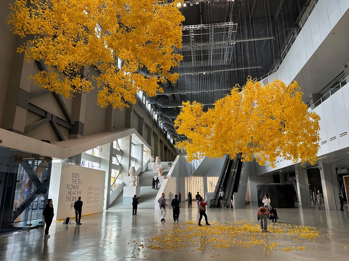 Allora & Calzadilla, Phantom Forest, 2025, 170 000 fleurs, polychlorure de vinyle recyclé et peinture. © Allora & Calzadilla. Courtesy of the artist and Lisson Gallery. Photo Philippe Régnier