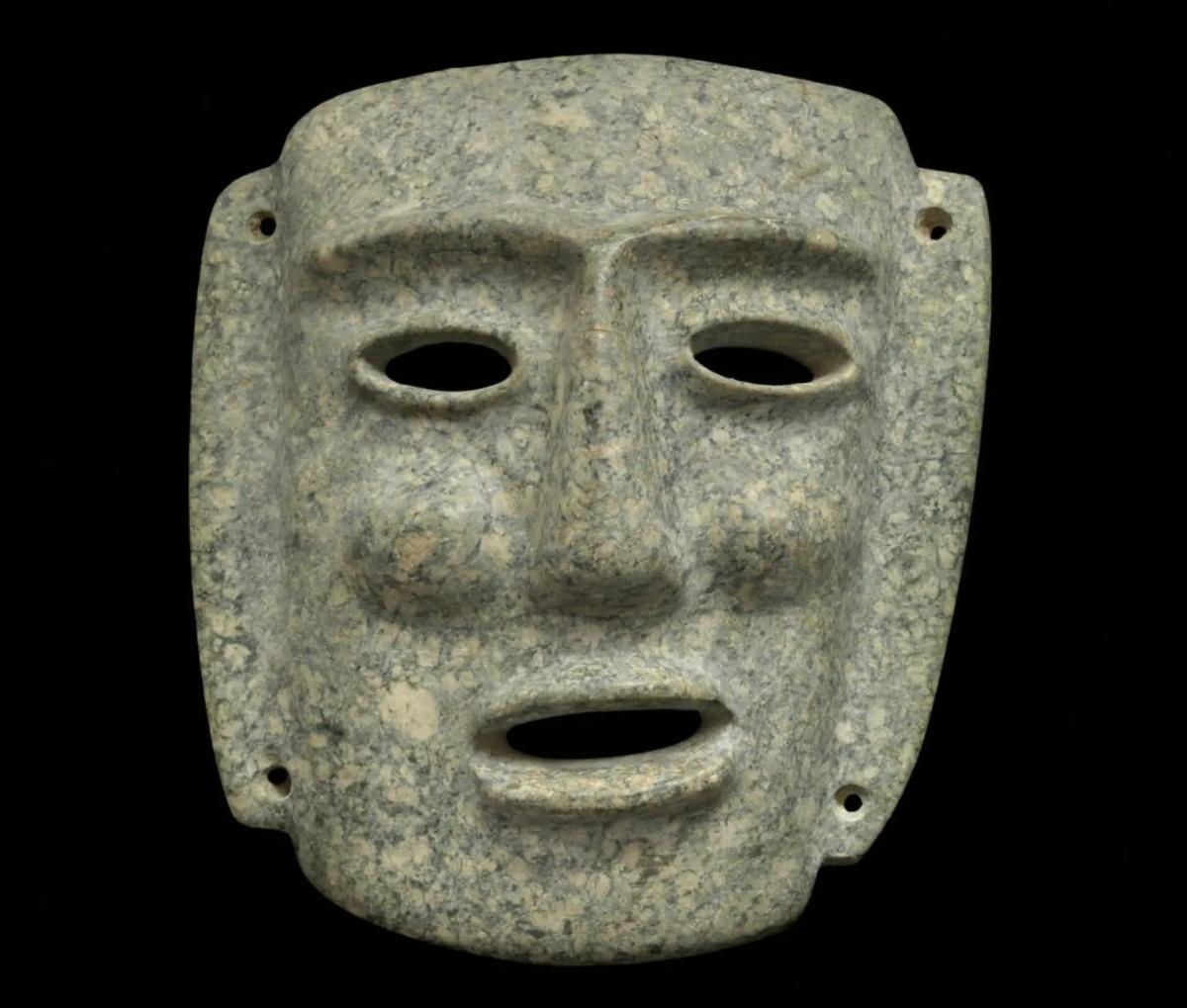 Masque en marbre précolombien proposé dans la vente, datant de 400 à 100 avant notre ère. Courtesy Millon