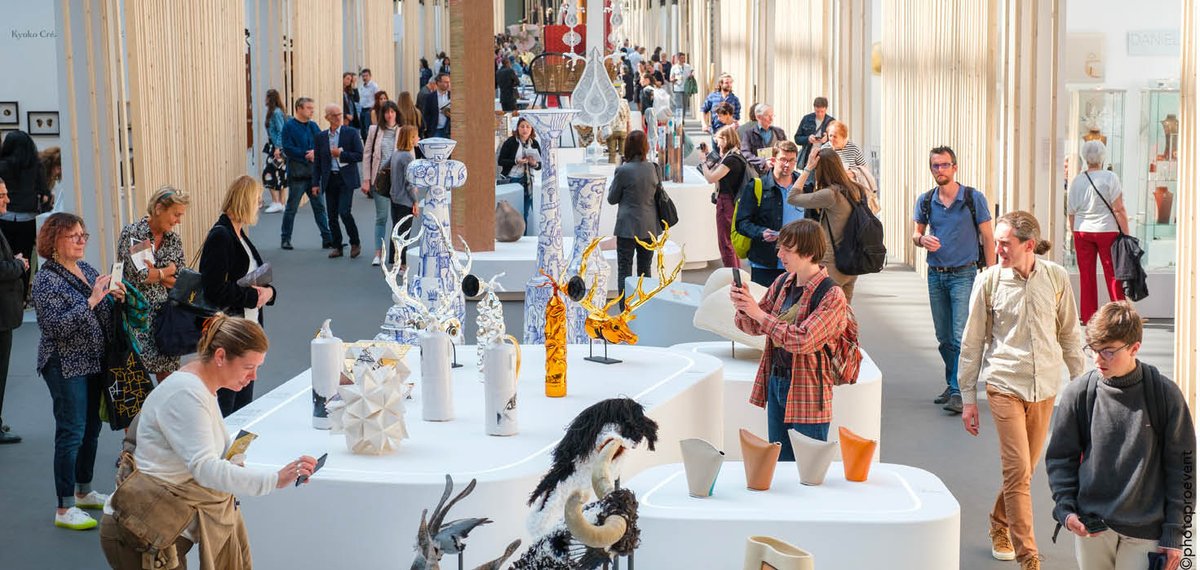 Vue des allées du salon Révélations en 2019. Courtesy Ateliers d’art de France