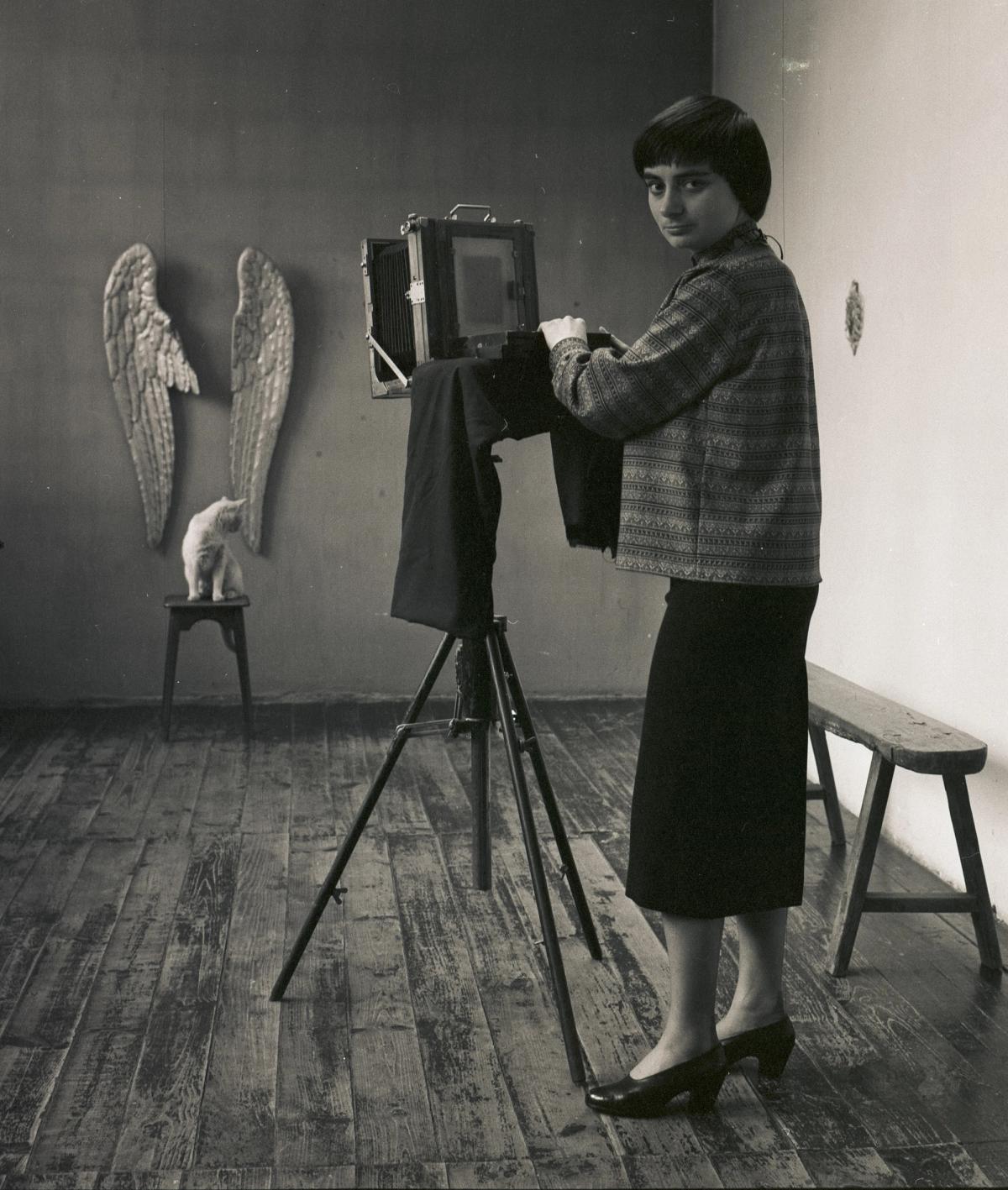 Agnès Varda, Autoportrait dans le studio rue Daguerre (Paris 14e), 1956, photographie. © Succession Agnès Varda