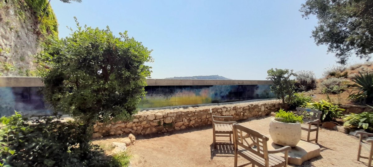 Jean-Baptiste Bernadet, Untitled (With my back to the world), pierre de lave émaillée, 2022. Courtesy de l'artiste. Photo : A.C.