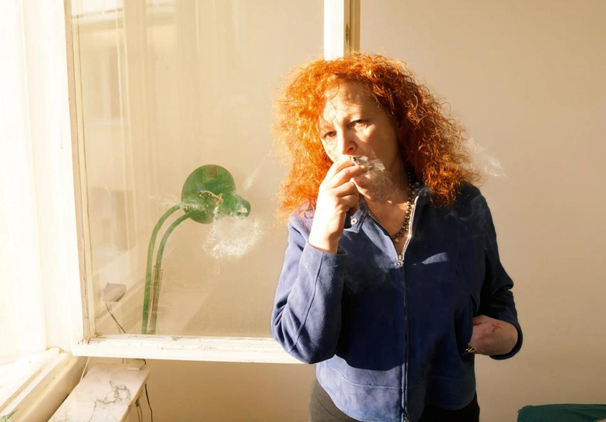 Nan Goldin, Autoportrait fumant, maison de Simon, Stockholm, 2013. © Nan Goldin