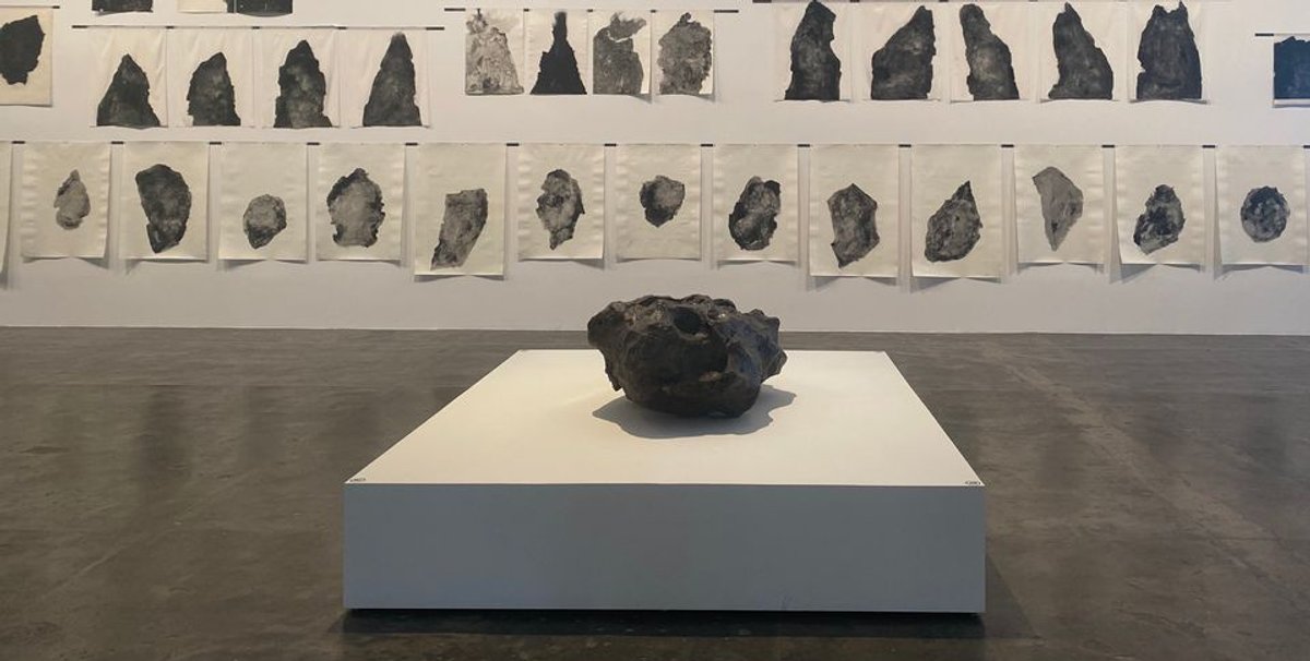 Météorite de Santa Luzia (découverte en 1921 à Goiás, au Brésil) présente dans la collection du Museu Nacional / Universidade Federal do Rio de Janeiro, avec Boca do Inferno (2020) de Carmela Gross. Photo : Gabriella Angeleti