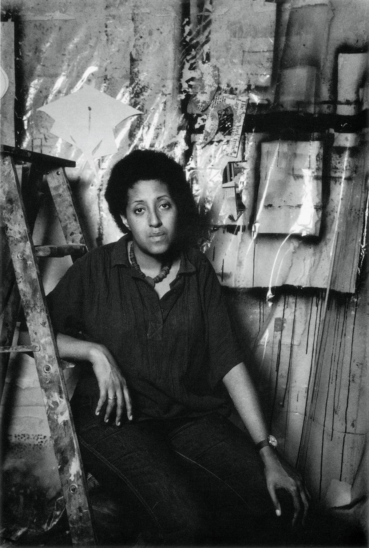 Howardena Pindell dans son atelier sur Seventh Avenue and 28th Street, New York, vers 1973. © Courtesy the artist, Garth Greenan Gallery, and Victoria Miro.