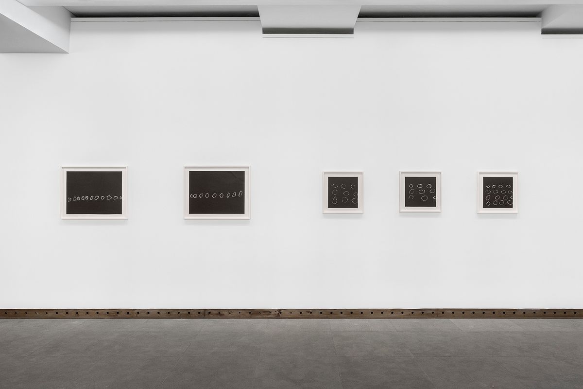 Vue de l’exposition « Pierrette Bloch : Différence et répétition » à la Galerie Karsten Greve. Courtesy of Galerie Karsten Greve Köln, Paris, St. Moritz. Photo : Nicolas Brasseur