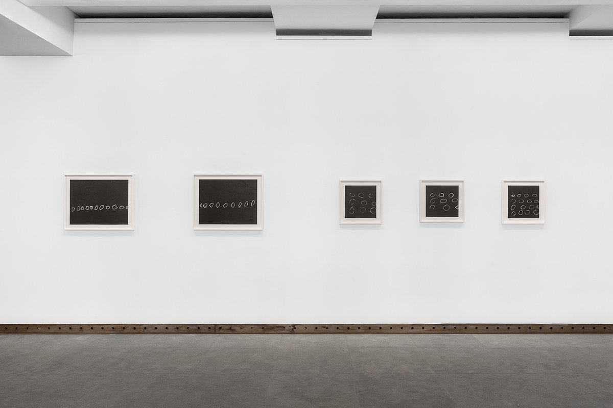 Vue de l’exposition « Pierrette Bloch : Différence et répétition » à la Galerie Karsten Greve. Courtesy of Galerie Karsten Greve Köln, Paris, St. Moritz. Photo : Nicolas Brasseur