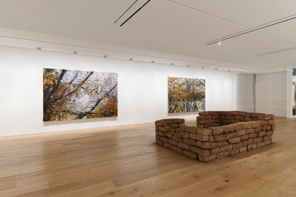 Vue de l’exposition d’Anselm Kiefer « Wer jetzt kein Haus hat » (1er septembre – 22 octobre 2022) à la galerie Thaddaeus Ropac, à Seoul Fort Hill. Courtesy Thaddaeus Ropac