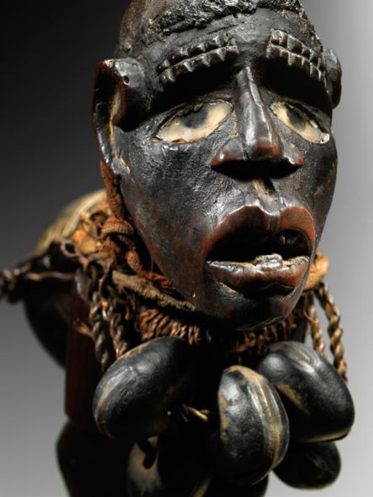 Figure Nkisi Kongo, République démocratique du Congo, bois, verre, fibres végétales, fruits, métal, résine, pigments, tissus.
© Galerie Didier Claes. Photo Hughes Dubois