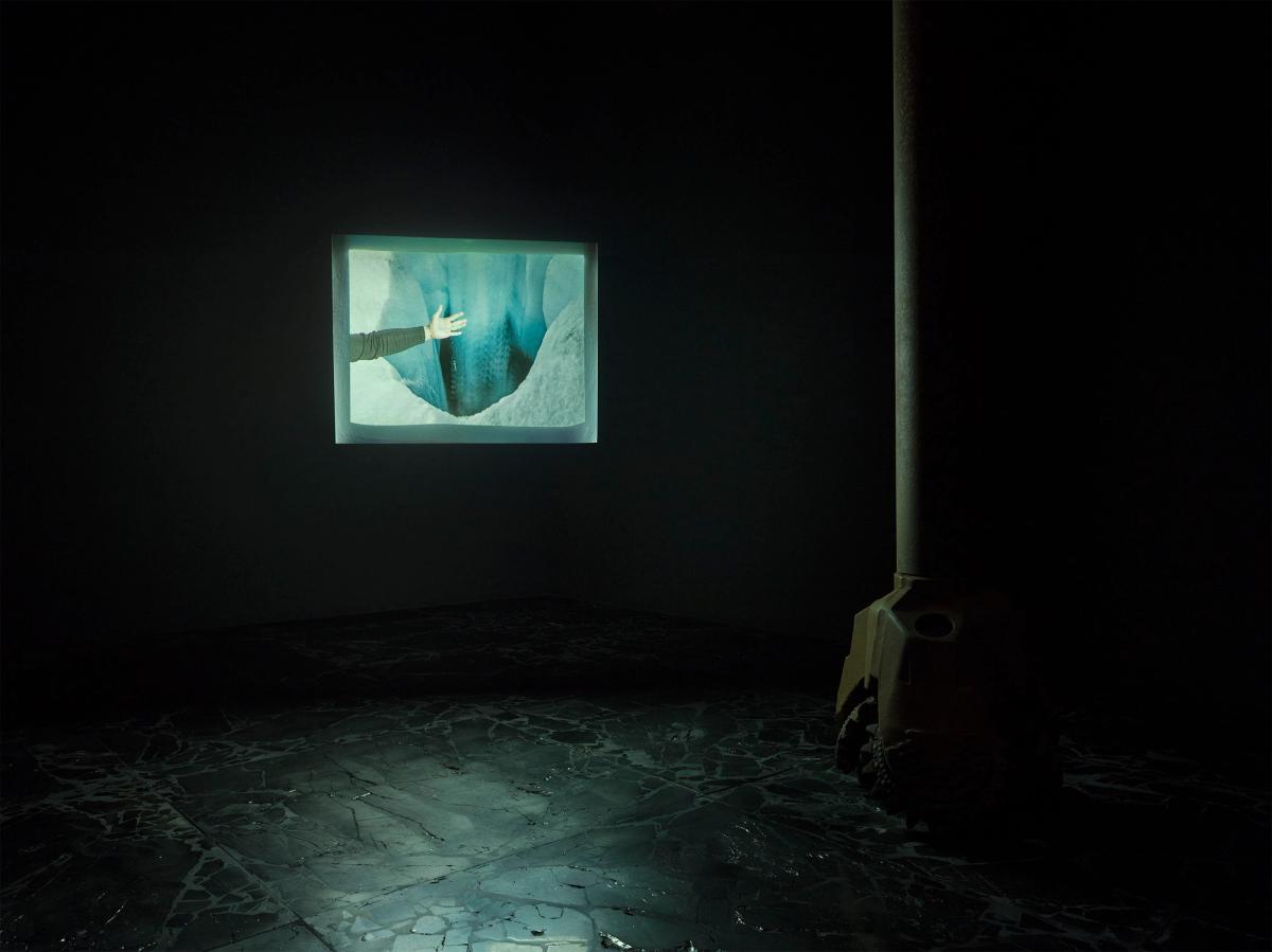 Julian Charrière, Le Poids des ombres, 2021, charbon poli (anthracite), trépans de forage, acier. Courtesy de l’artiste et des galeries Dittrich & Schlechtriem (Berlin), Tschudi, (Zuoz), Sean Kelly (New York) et Sies + Höke (Düsseldorf)