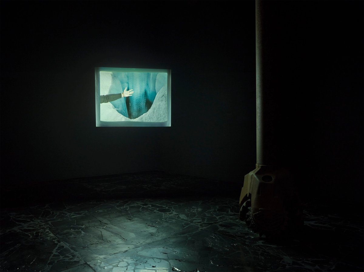 Julian Charrière, Le Poids des ombres, 2021, charbon poli (anthracite), trépans de forage, acier. Courtesy de l’artiste et des galeries Dittrich & Schlechtriem (Berlin), Tschudi, (Zuoz), Sean Kelly (New York) et Sies + Höke (Düsseldorf)