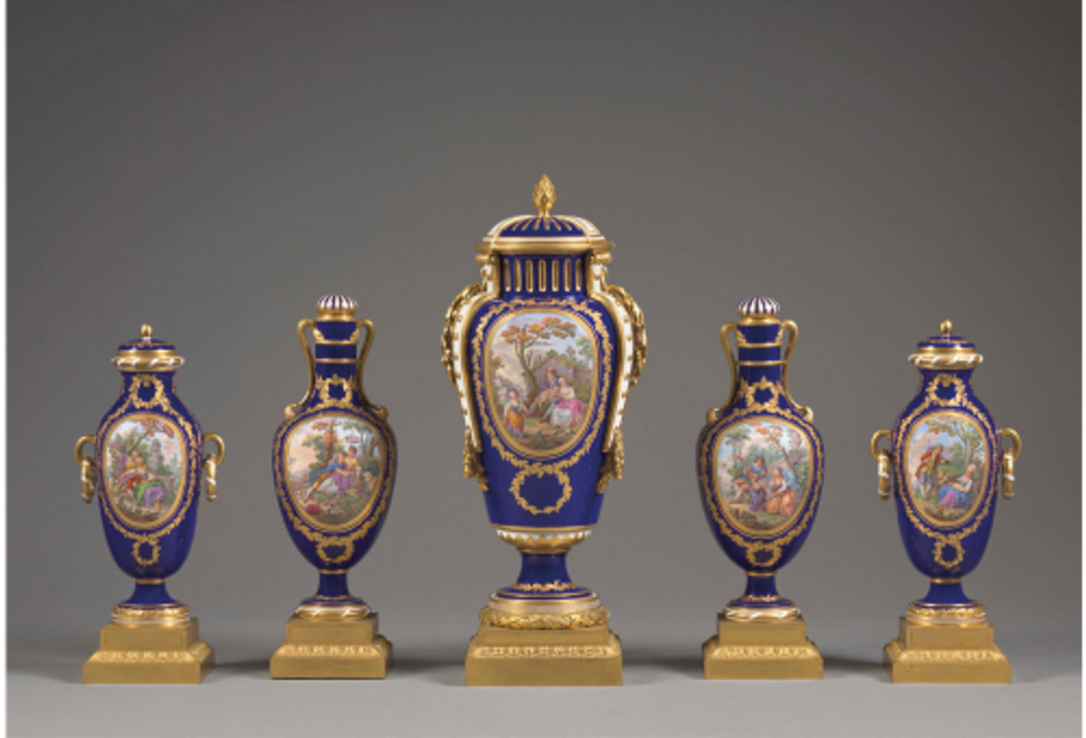 Garniture de cinq vases, composée d’un vase « à bandes », de deux vases « bouteille » et de deux vases « Pongon », 1773, porcelaine tendre de Sèvres, est. 400000-600000 euros. © Artcurial