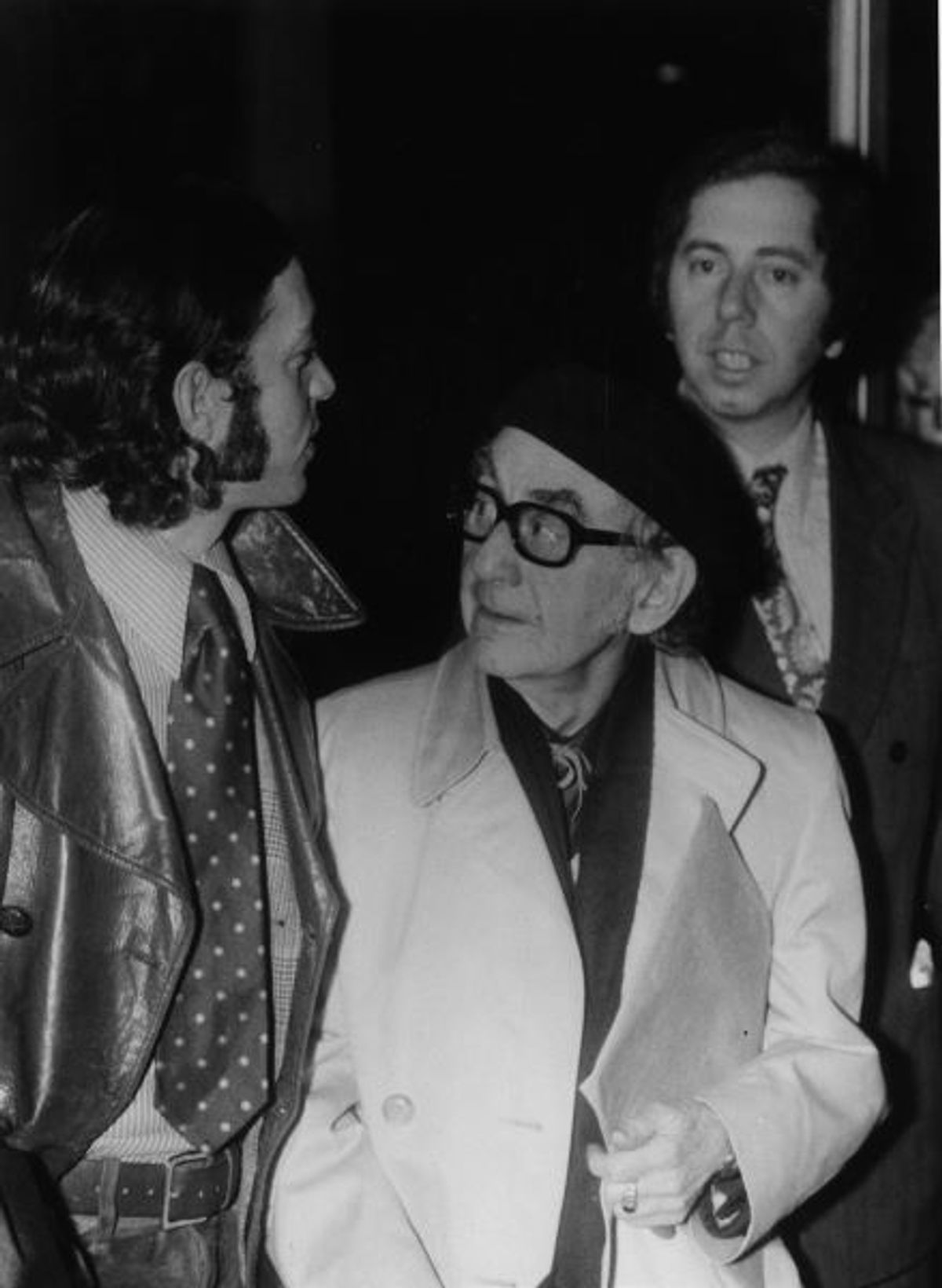 Man Ray avec, à sa gauche, Marcel Fleiss.
© Photo Galerie 1900-2000