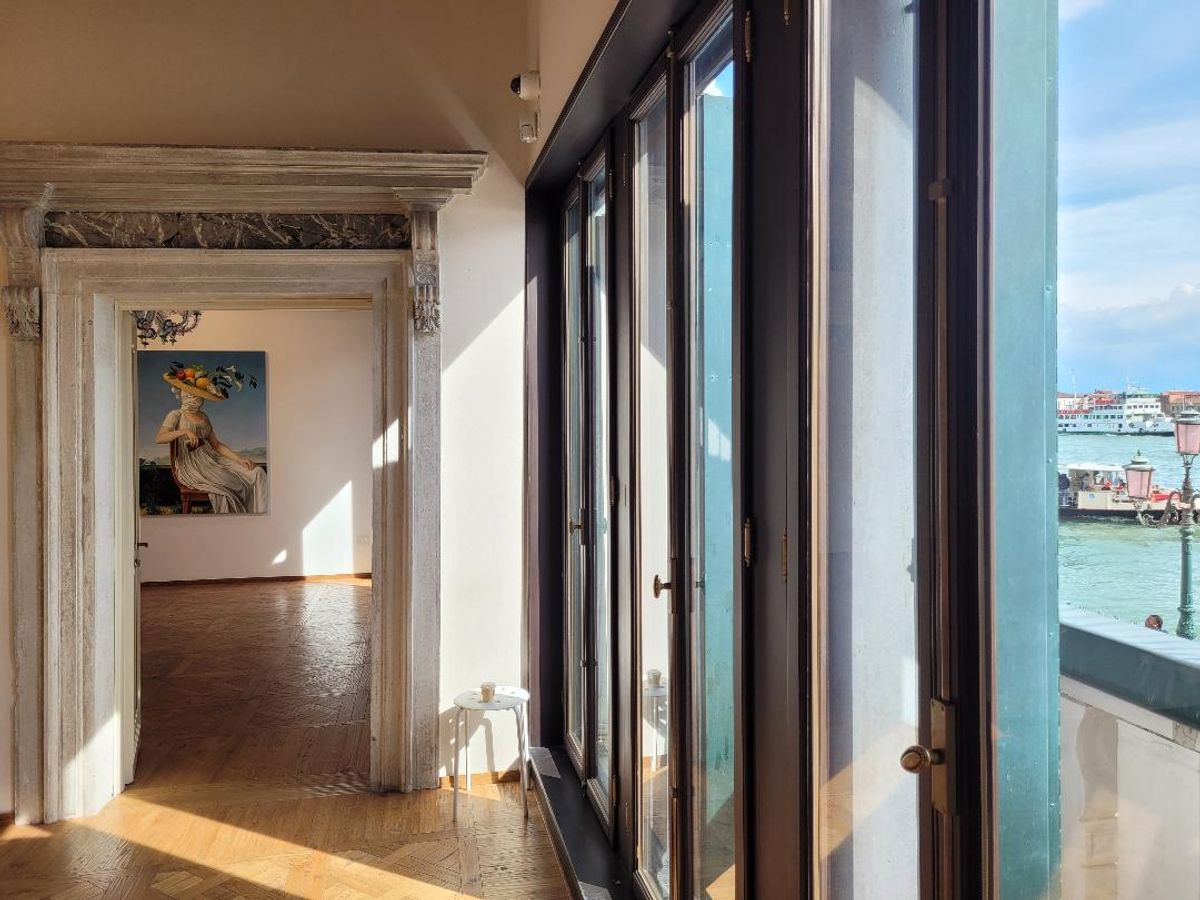 Vue de l'exposition de Ewa Juszkiewicz au Palazzo Cavanis à Venise, 2024. Photo A.C.