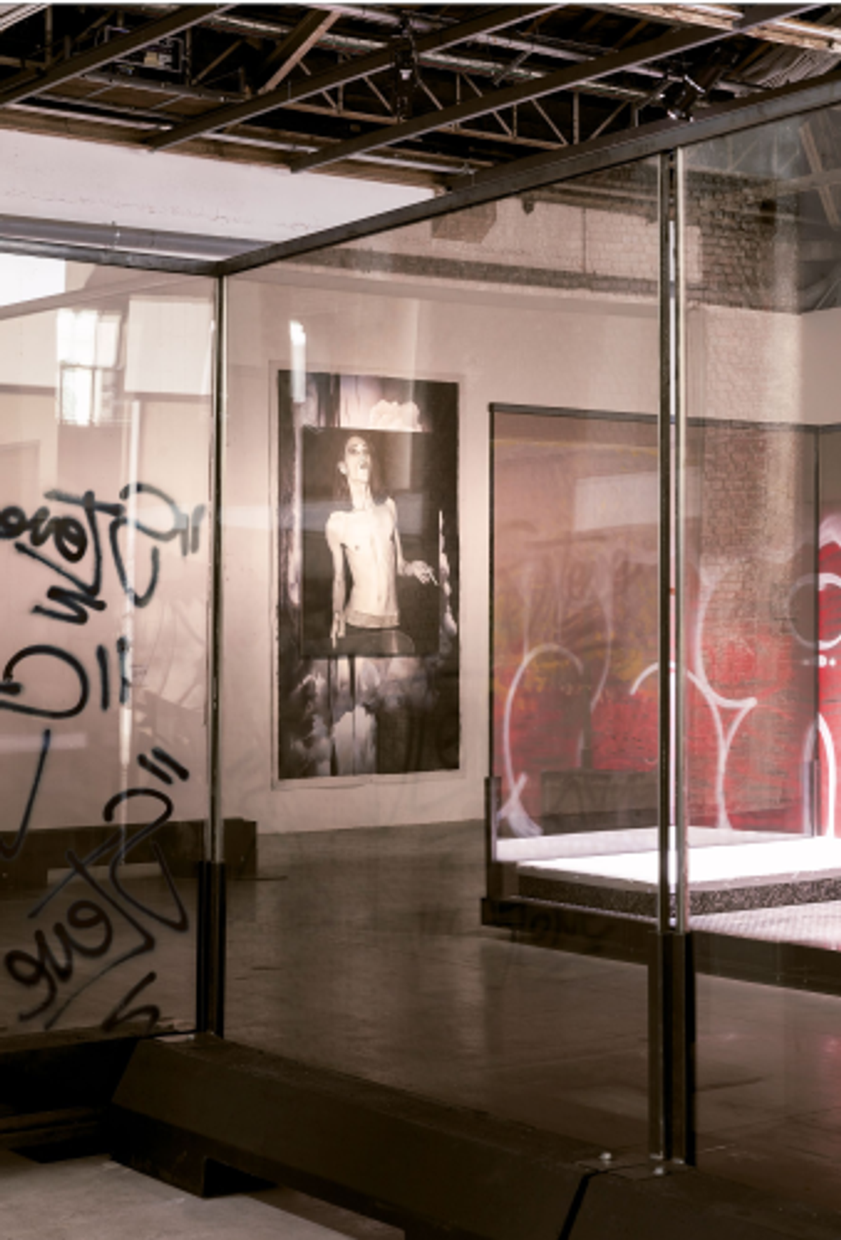 Vue de l’exposition « Natures mortes » d’Anne Imhof au Palais de Tokyo, à Paris. 

Courtesy de l’artiste, Galerie Buchholz et Sprüth Magers. Photos Andrea Rossetti