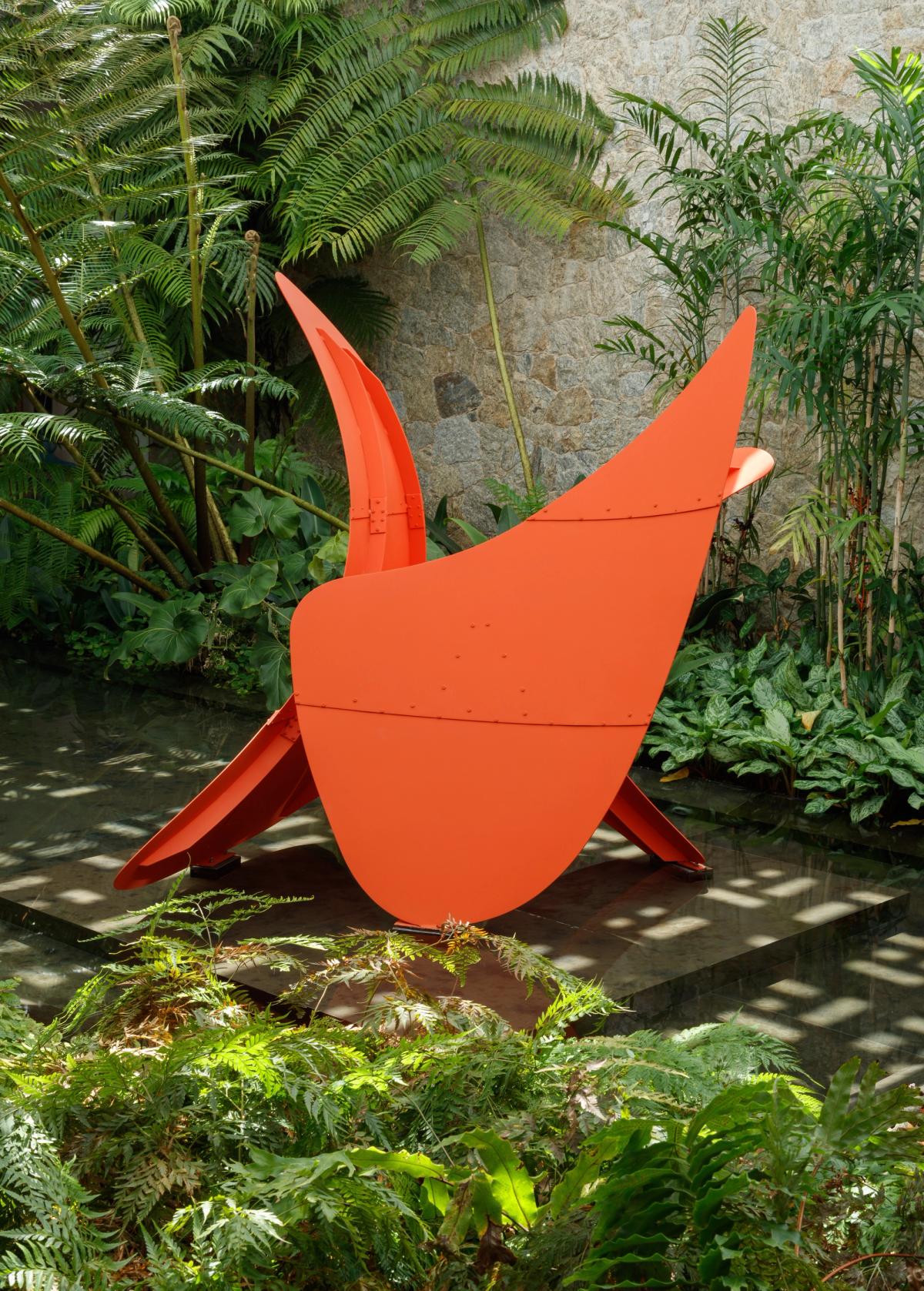 Alexander Calder, Sans titre, 1970, métal, 162,6 x 160,7 x 153,7 cm. Coleção Karin e Roberto Irineu Marinho, Rio de Janeiro, RJ. Foto : Jaime Acioli. © 2024 Calder Foundation, New York / AUTVIS, Brasil