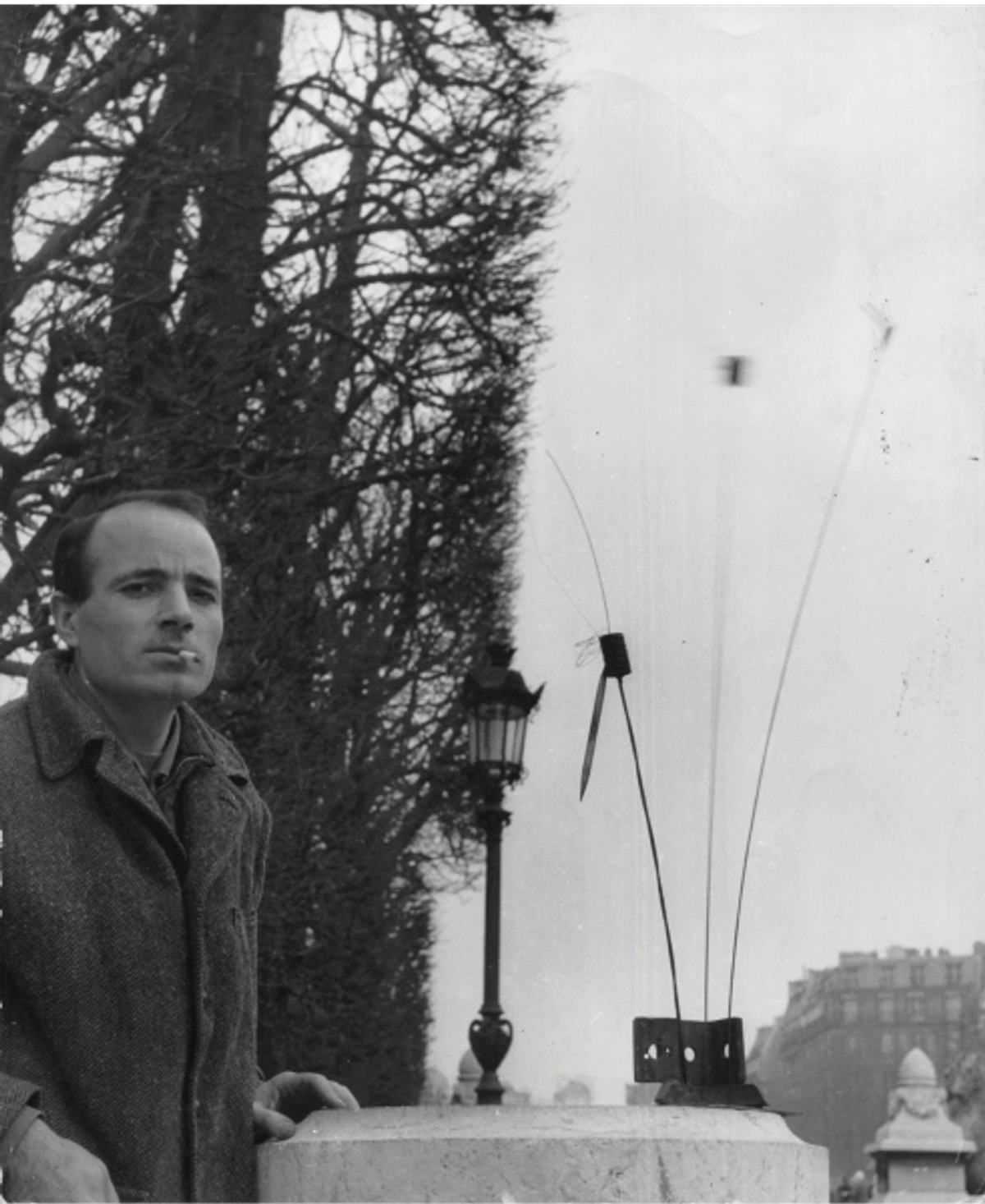 Takis au jardin du Luxembourg avec un Signal, en 1955.
Photo Martha Rocher Archive, Rome