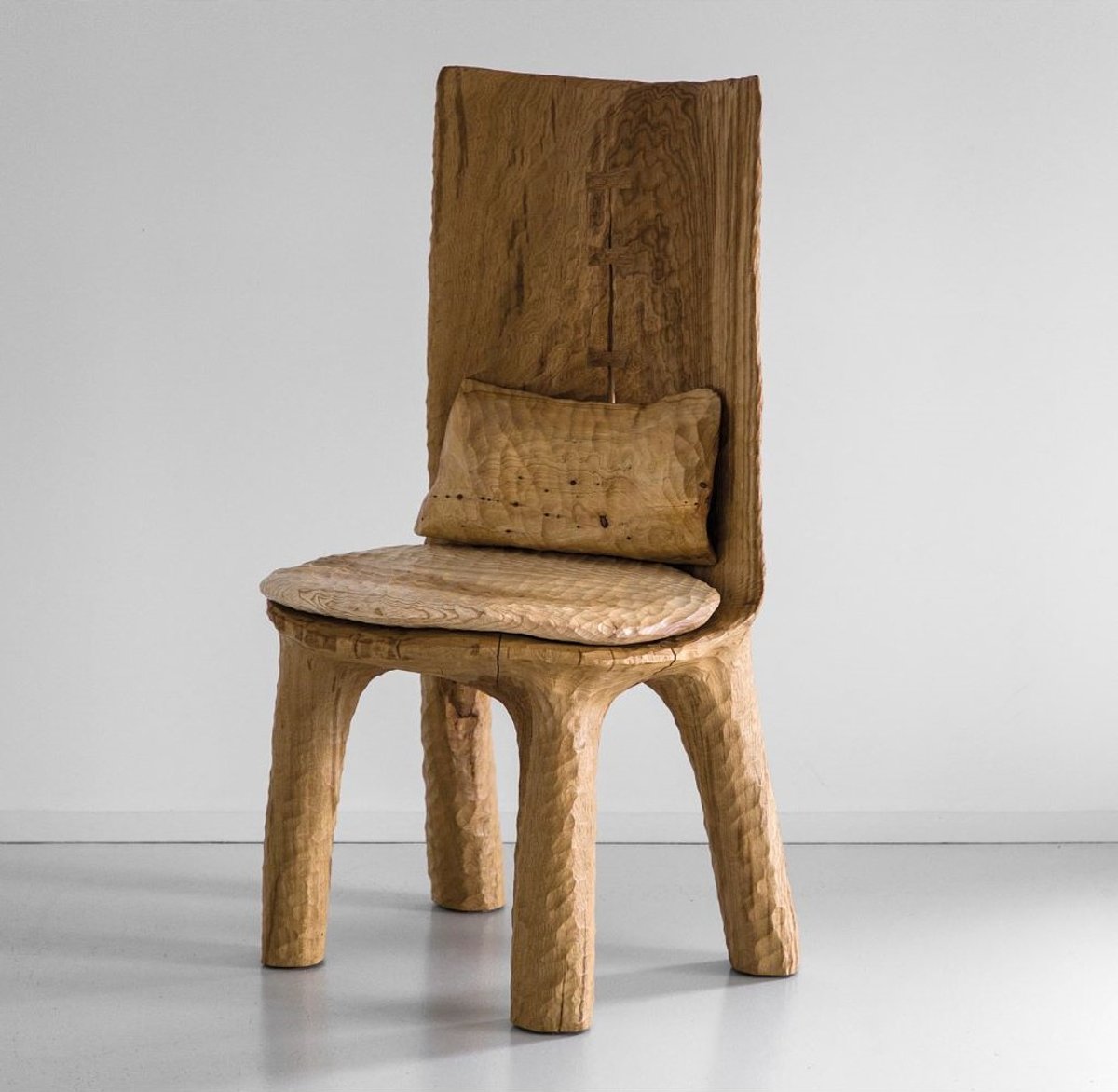 Ferréol Babin, Mellow Chair, 2022-2025, chaise en chêne, coussins en cyprès et frêne. © Ferréol Babin. Courtesy d’Amelie du Chalard