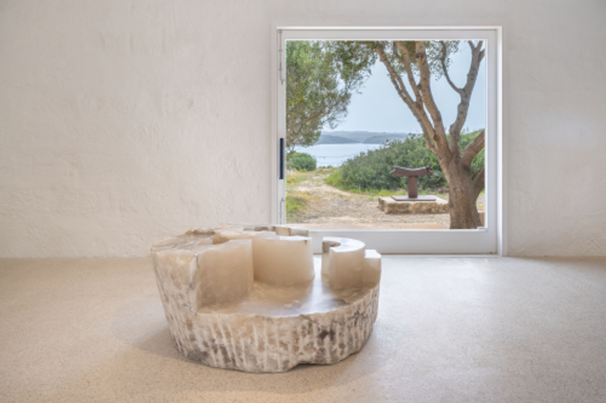 Vue de l’exposition « Eduardo Chillida. Chillida in Menorca », Hauser & Wirth Menorca, 2024. Courtesy de l’Estate d’Eduardo Chillida, de Zabalaga Leku, San Sebastián, et de Hauser & Wirth. Photo Damian Grifiths