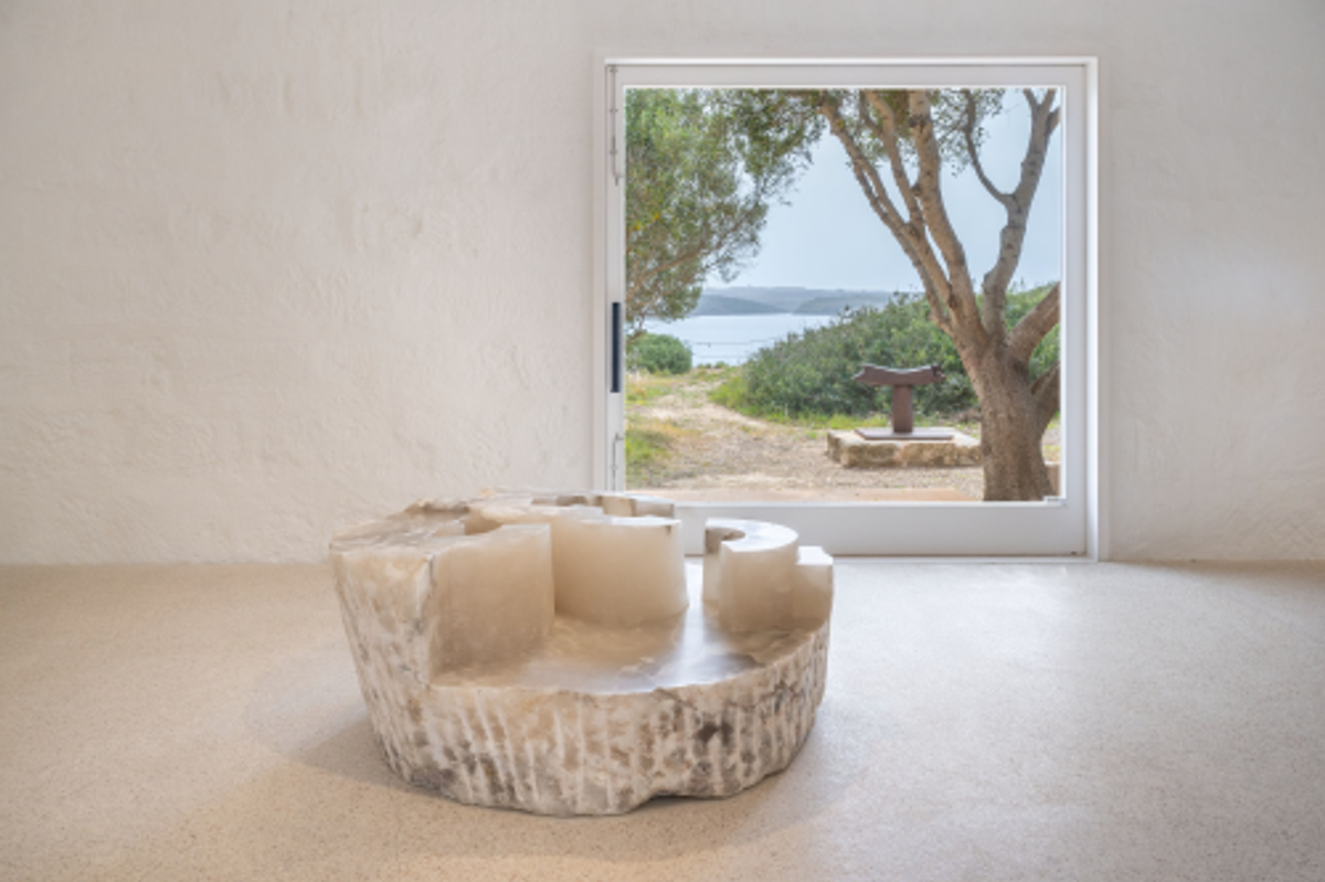 Vue de l’exposition « Eduardo Chillida. Chillida in Menorca », Hauser & Wirth Menorca, 2024. Courtesy de l’Estate d’Eduardo Chillida, de Zabalaga Leku, San Sebastián, et de Hauser & Wirth. Photo Damian Grifiths