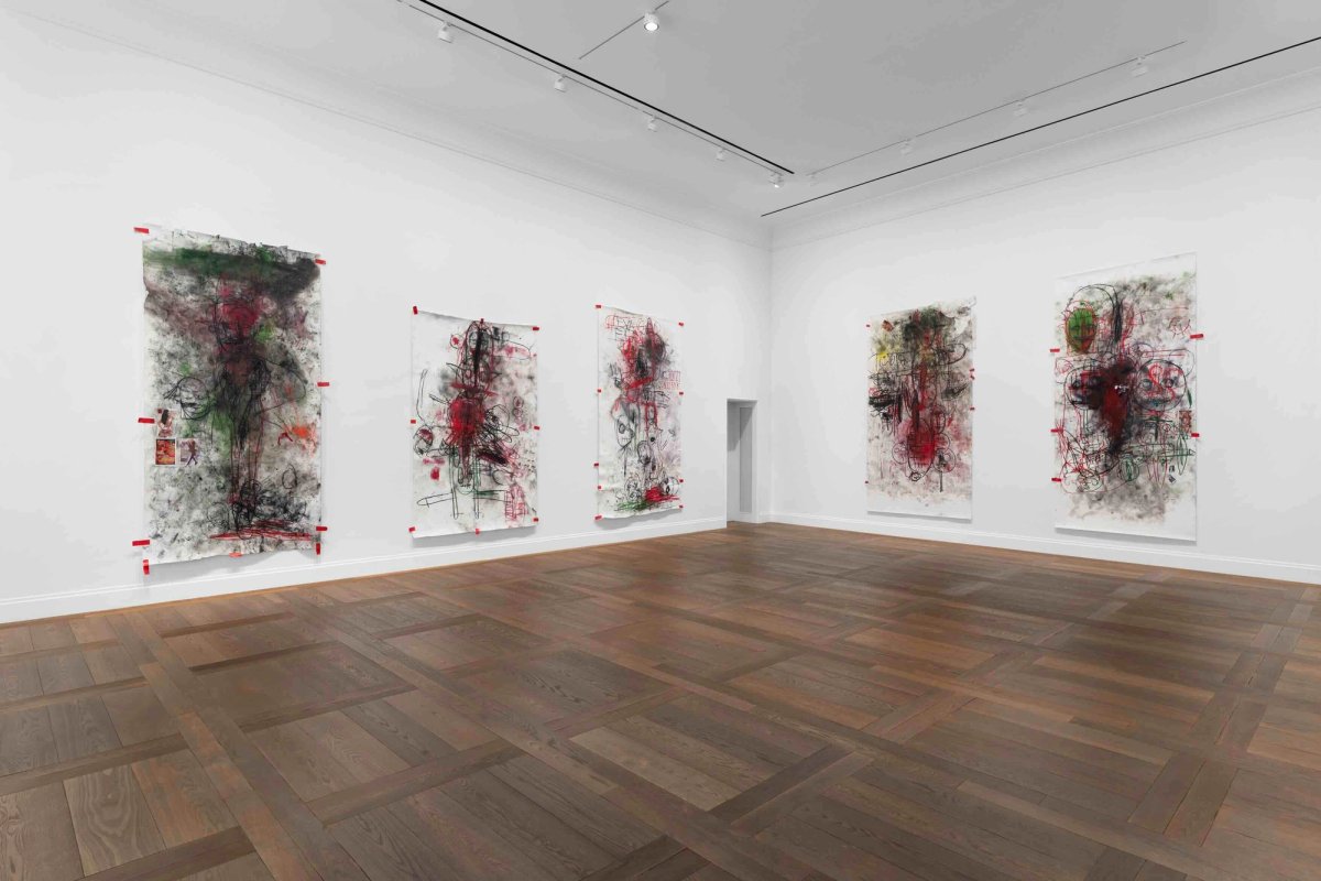 Vue de l’exposition « Paul McCarthy : SS EE Saint Santa Eva Elf Drawing Sessions 2025 with Lilith Stangenberg » chez Hauser & Wirth Paris, 2026. © Paul McCarthy. Courtesy the artist and Hauser & Wirth. Photo Nicolas Brasseur