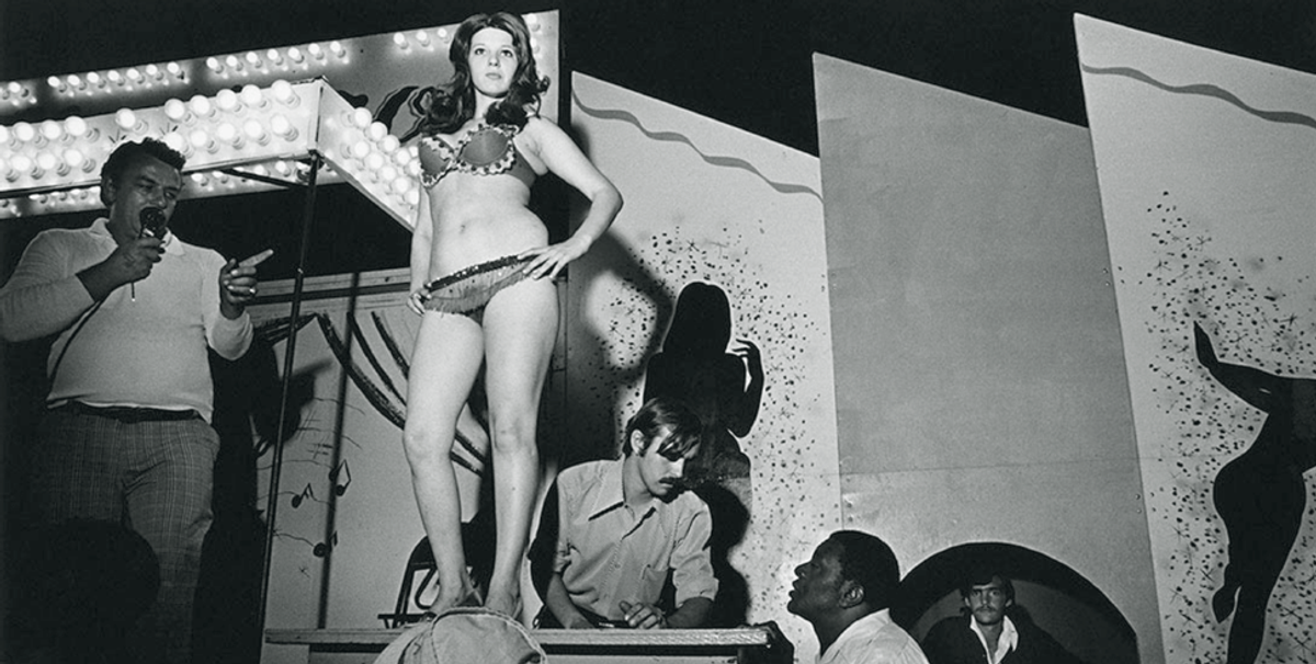 Susan Meiselas, Lena juchée sur sa caisse, Essex Junction, Vermont, 1973, série Carnival Strippers, 1972-1975. © Susan Meiselas/Magnum Photos